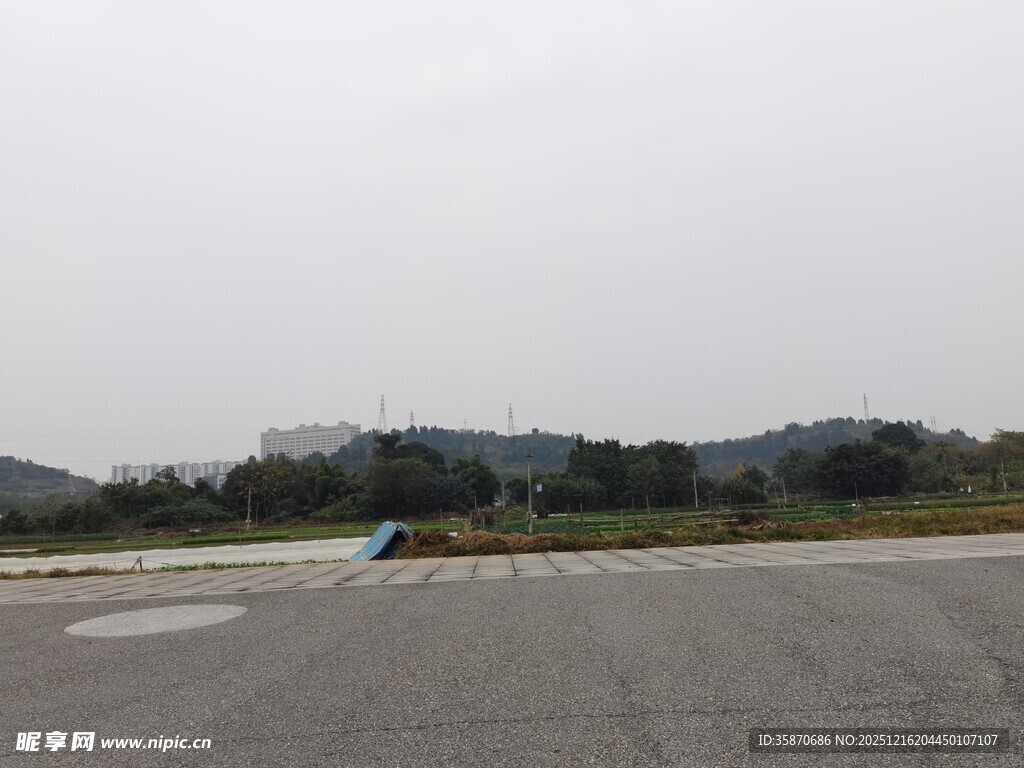 空旷道路上的蓝色物体