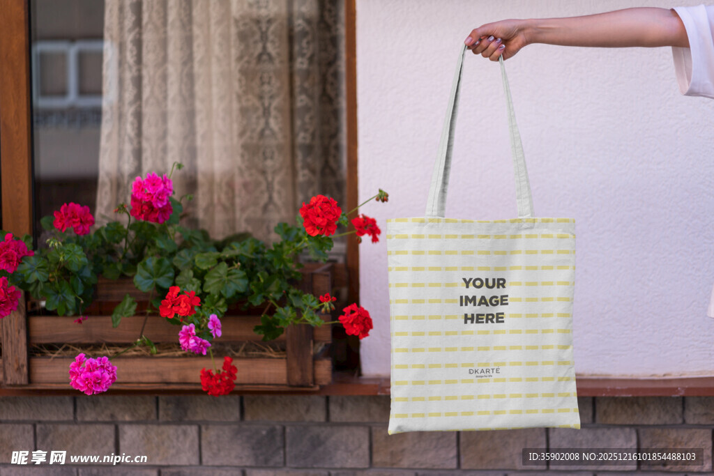 手持条纹帆布袋与鲜花