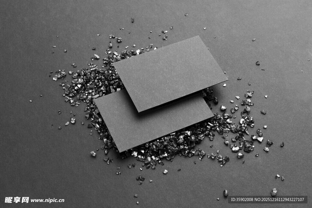 灰色名片与散落颗粒场景