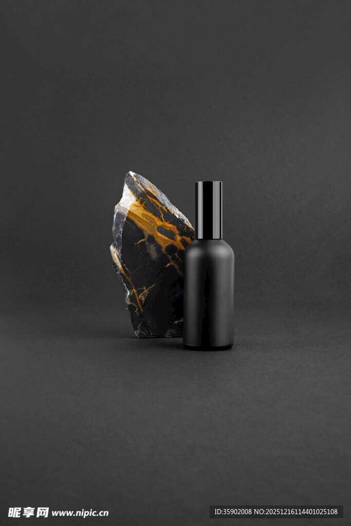 黑色香水瓶与装饰摆件