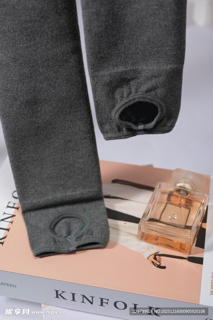 黑色长裤娃搭配时尚配饰