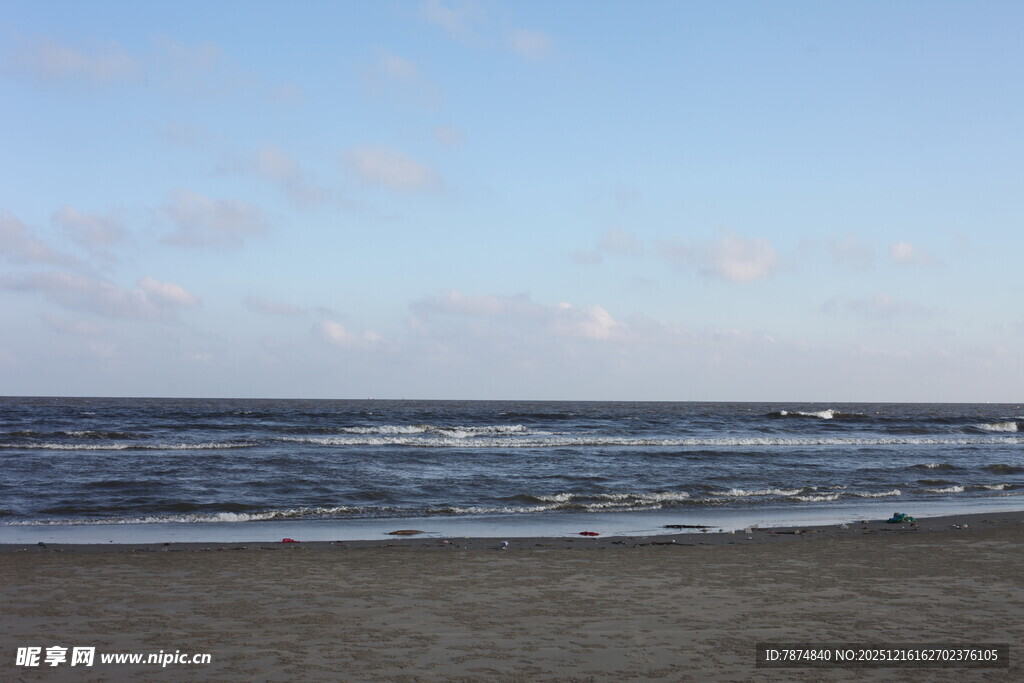 海边沙滩上的蔚蓝海景