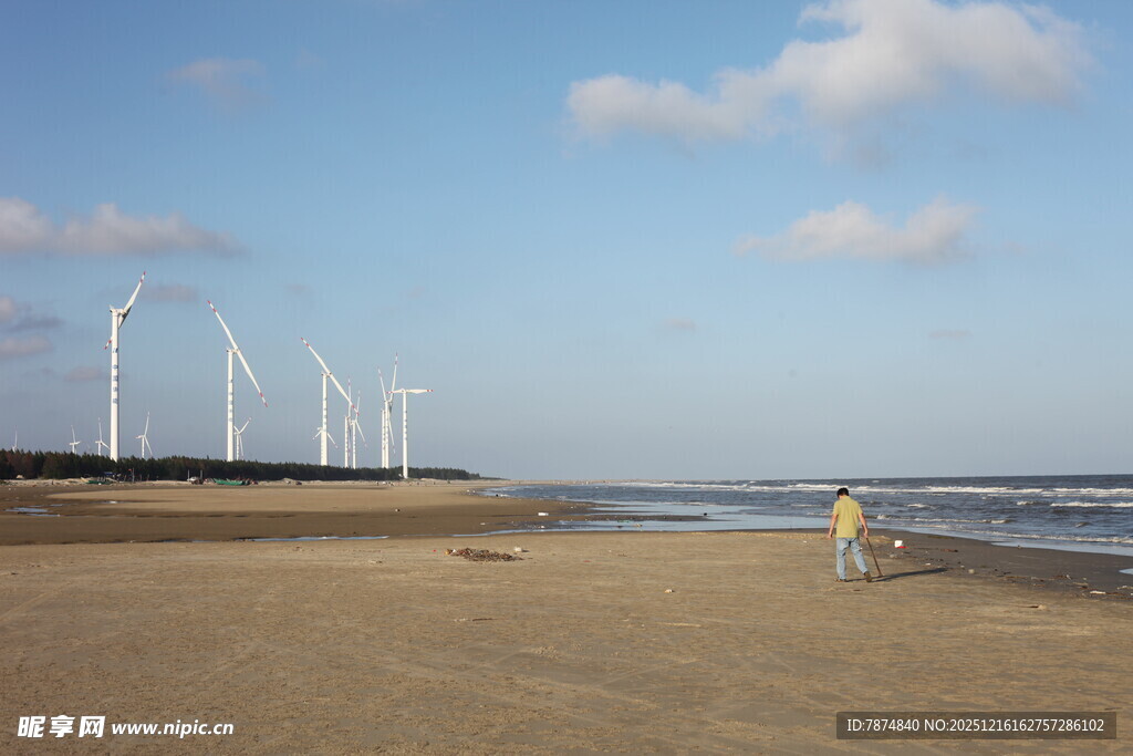 海边沙滩上的风力发电机组