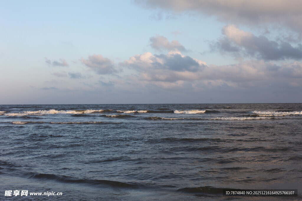 海边日落时分的海浪景观