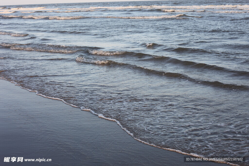 海边海浪轻拍沙滩景象