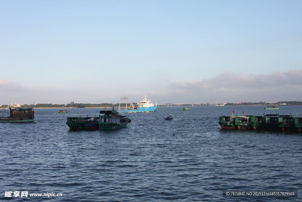 海上船只与码头景象