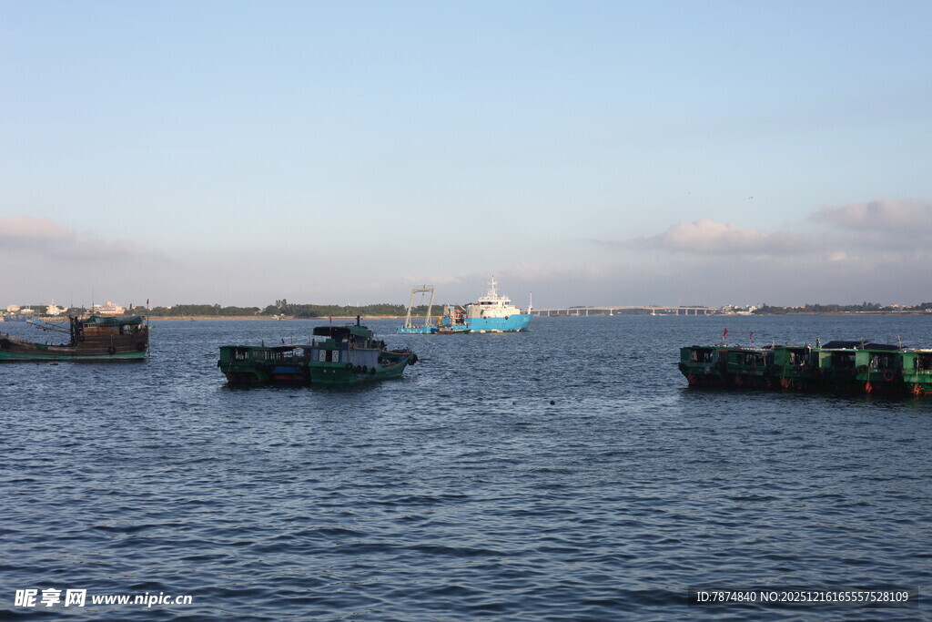 海上船只与浮台景观