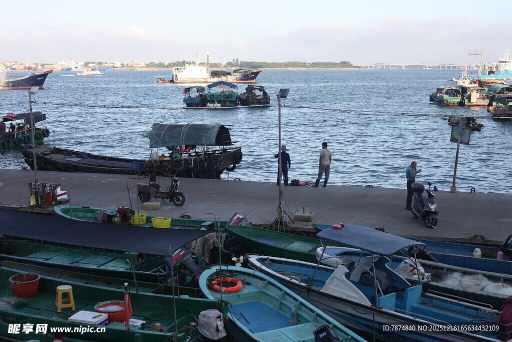 海滨码头渔船与人景