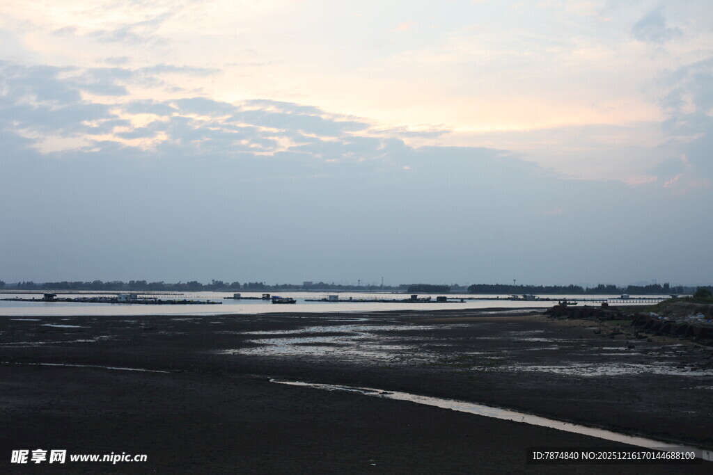 海边黄昏时的宁静道路