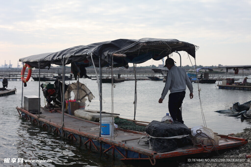 水上作业船 渔民忙碌身影