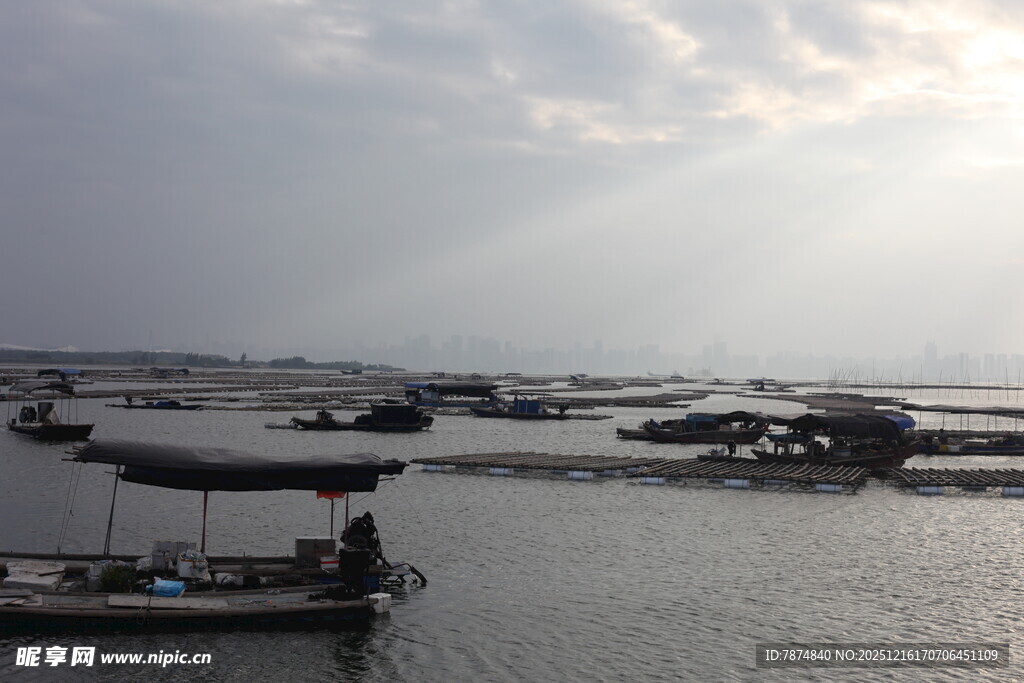 海上船只在光影下的景象