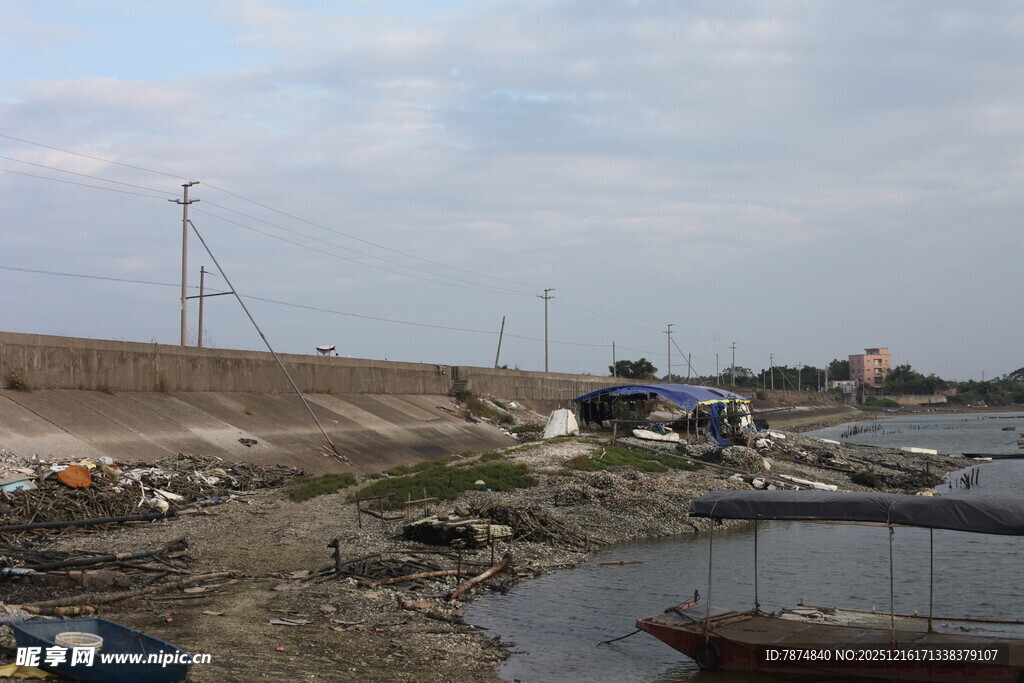 河边停泊船只的荒废场景