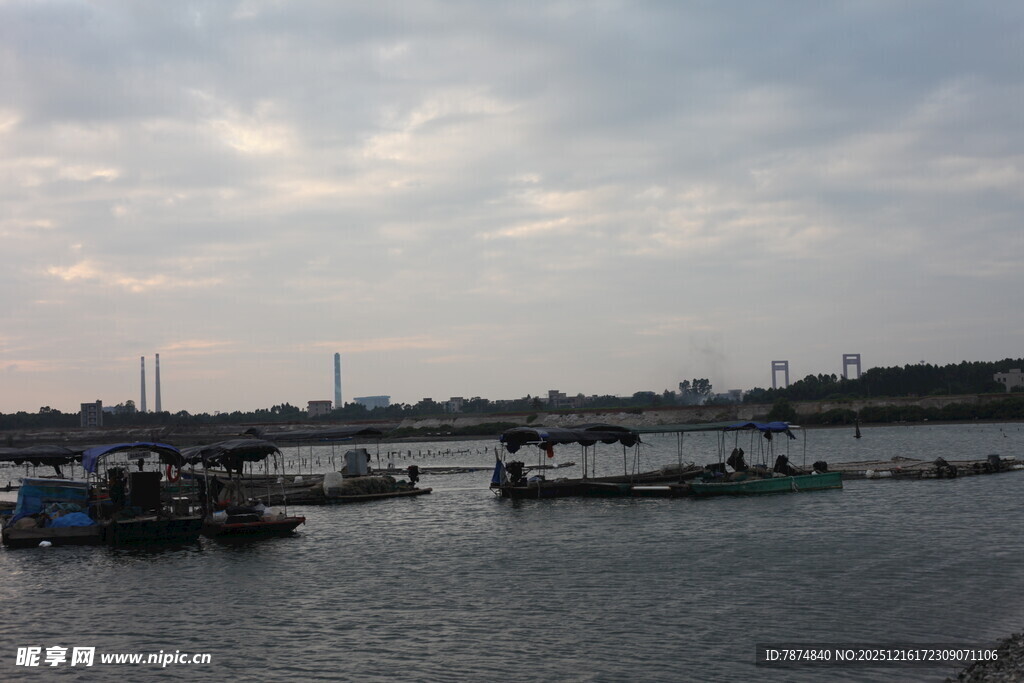 江边停泊船只的宁静景象