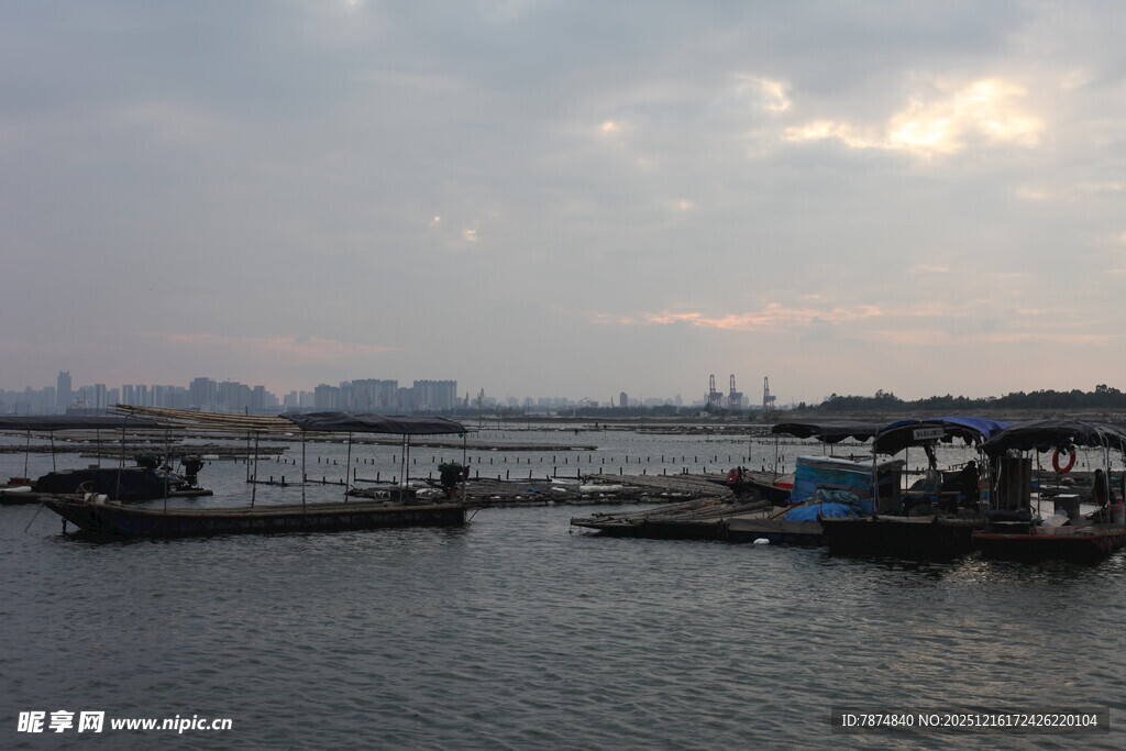 海港暮色中的停泊船只
