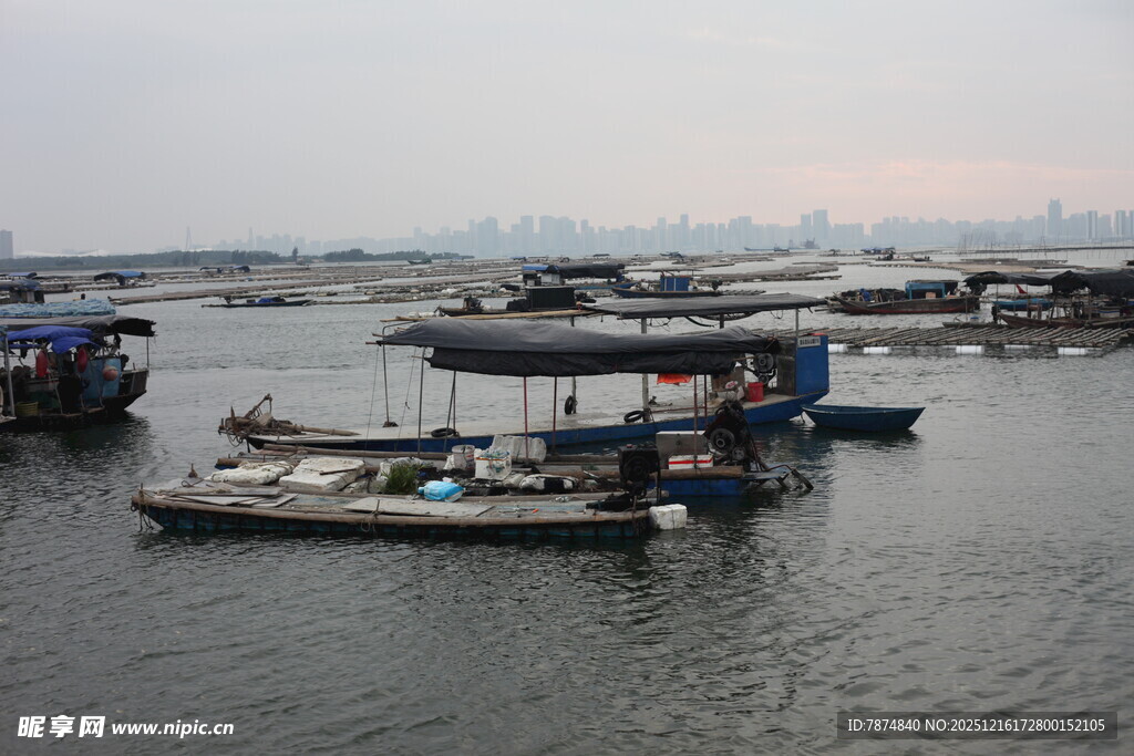 水上停泊的多艘船只