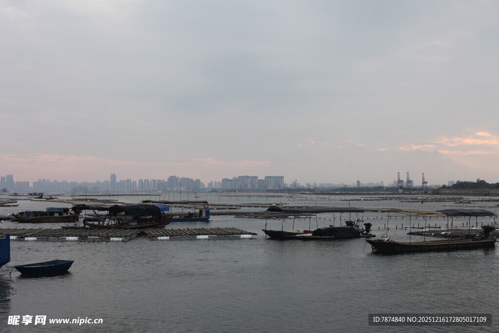 黄昏下宁静的港口景象