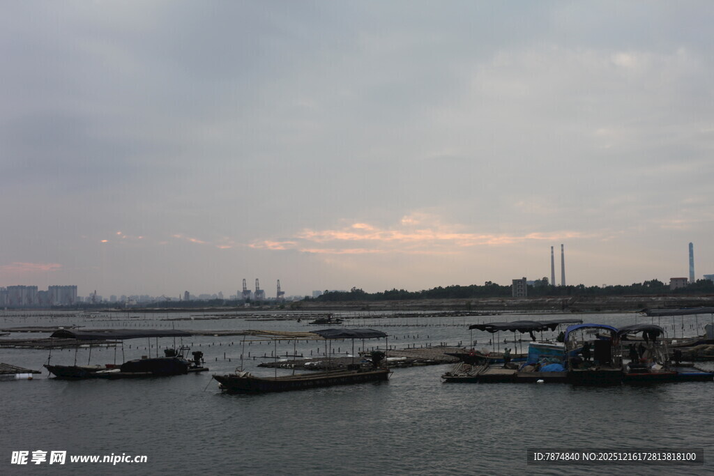 黄昏下的宁静港湾