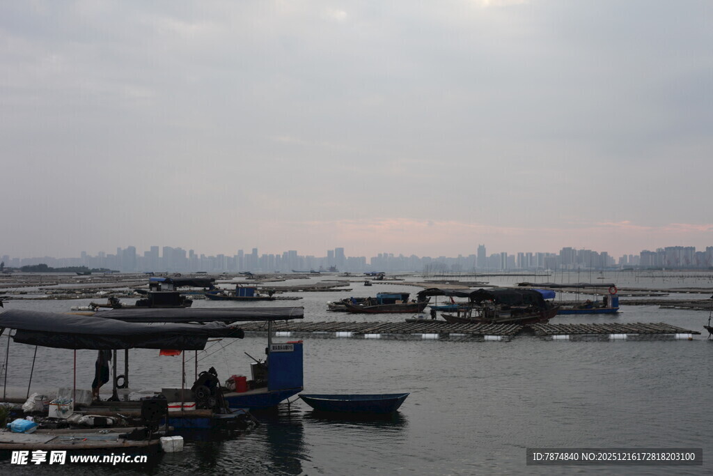 海港渔船停泊景象