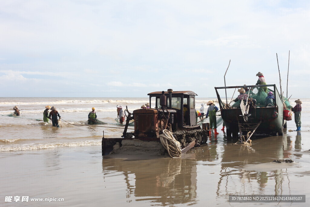 海边渔船与劳作的渔民