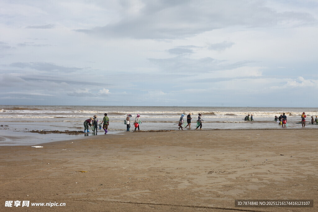 海滩上漫步的人群