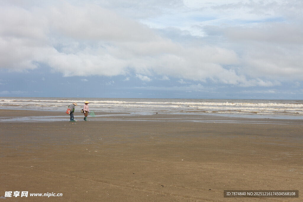 海边漫步的两人