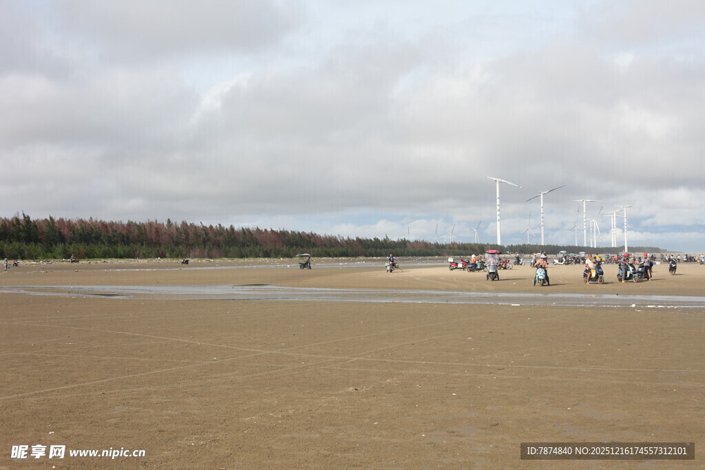 海滩上的悠闲人群