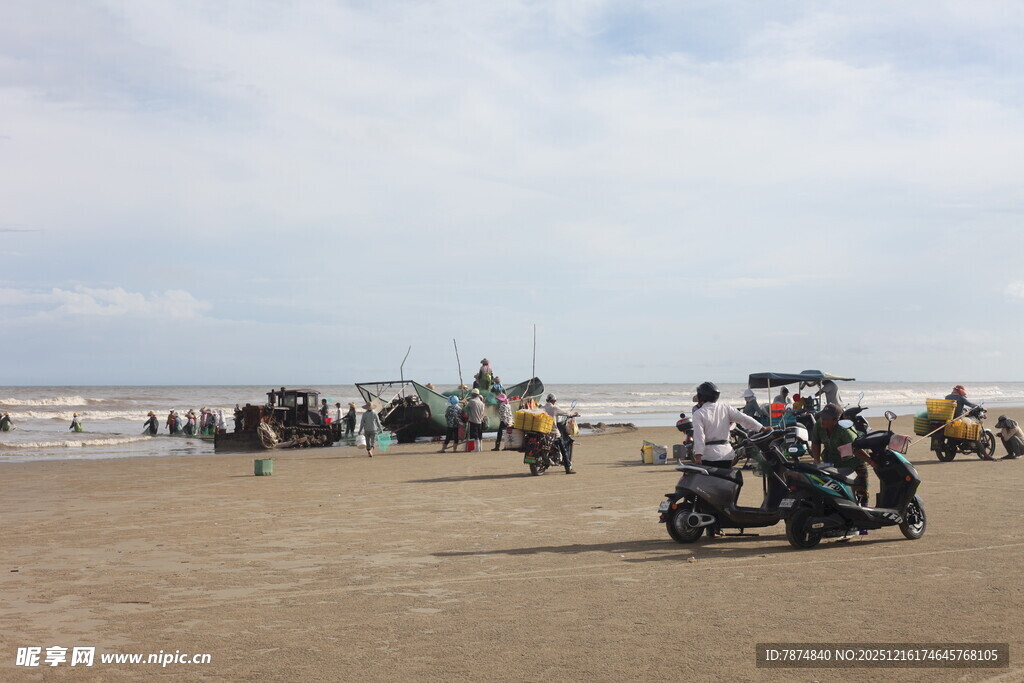 沙滩上的热闹摩托骑行场景