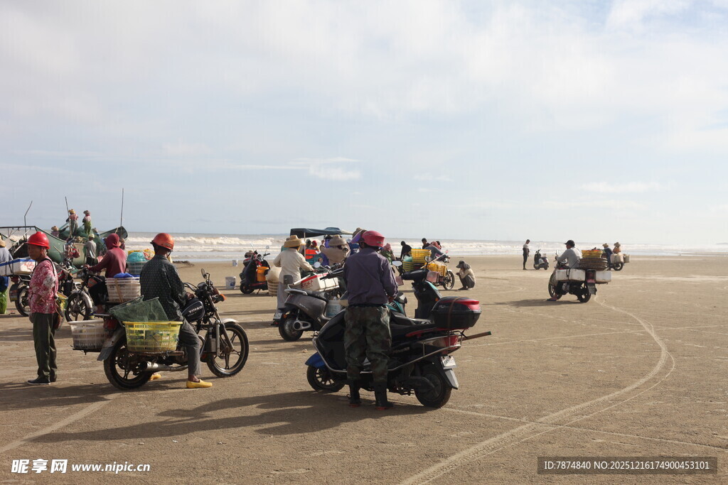 沙滩上的摩托车骑行队伍