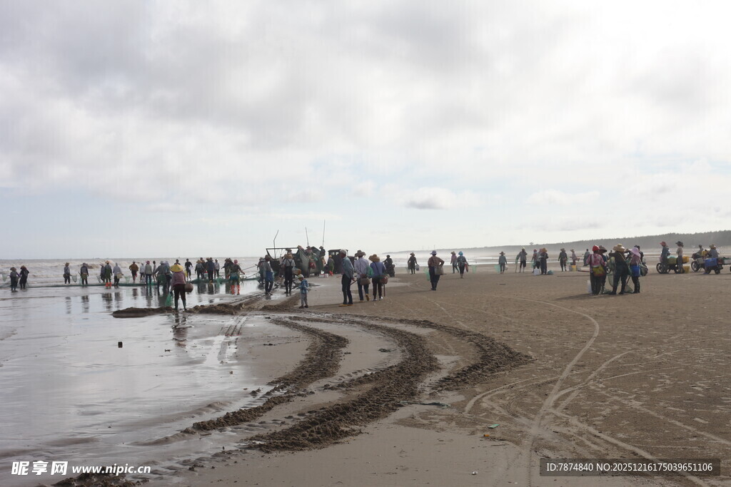 海滩上的人群与美丽海岸线