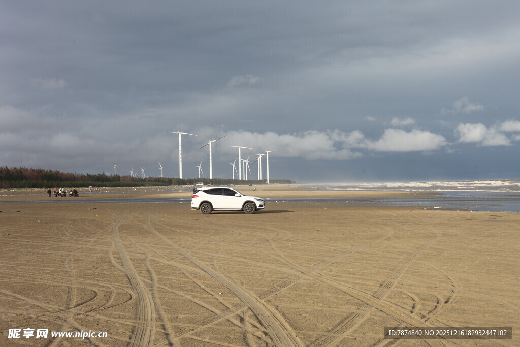 沙滩上的车辆与远处风车