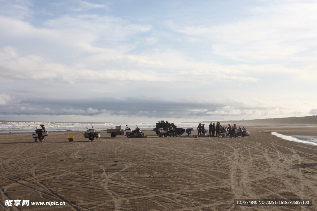 海滩上的人群与美丽海景
