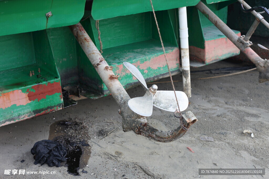 绿色机械下的黑色物体