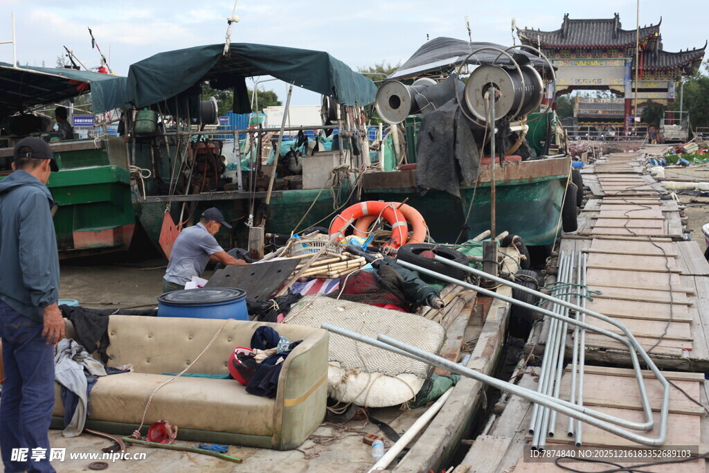 码头边的船只与劳作场景