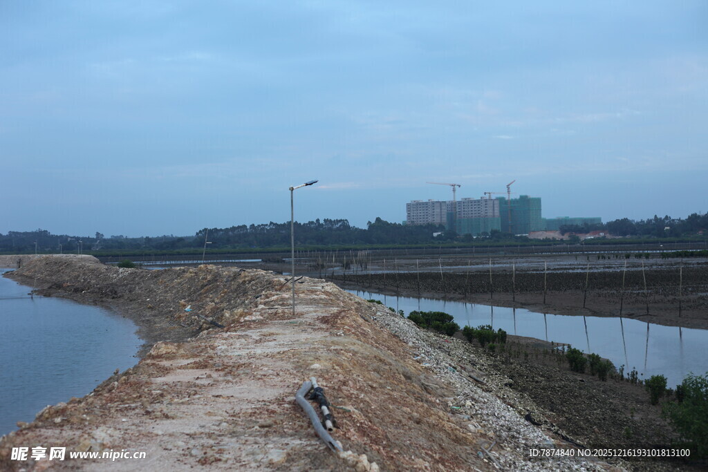 河岸施工场景