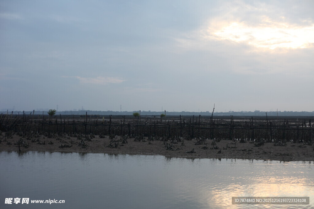 夕阳下的平静湖面