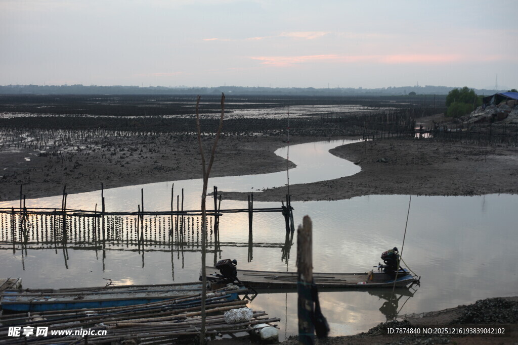 黄昏下的宁静河畔码头