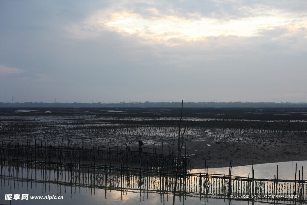 黄昏下的水域与围栏景观