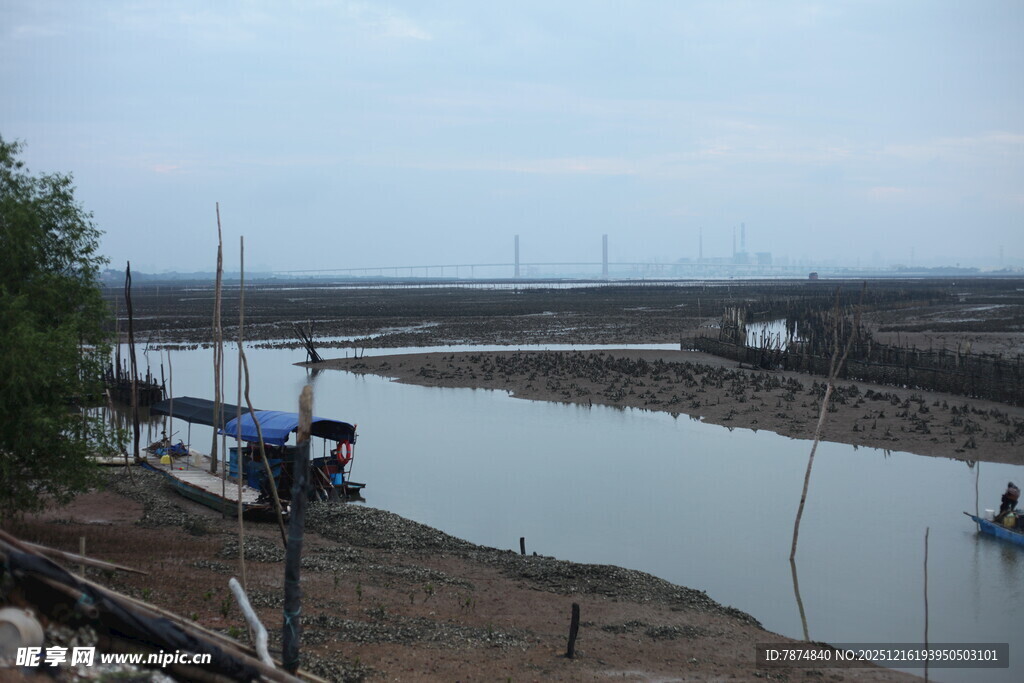 河畔停泊船只的宁静景象