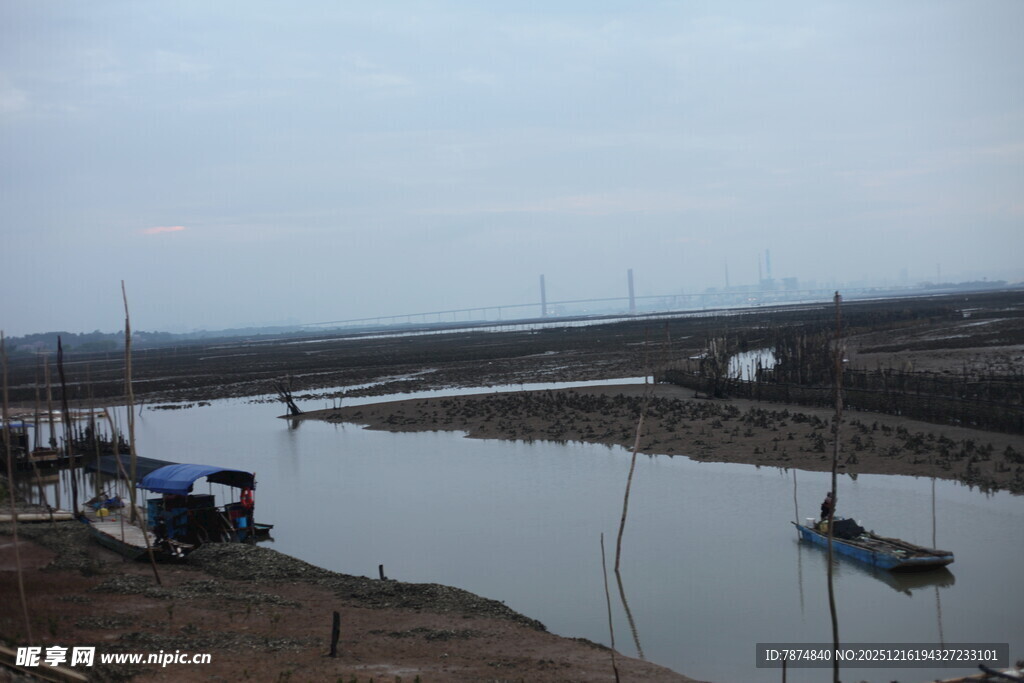 宁静河畔小船停泊景象