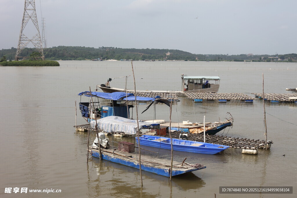 江边停泊的多彩船只