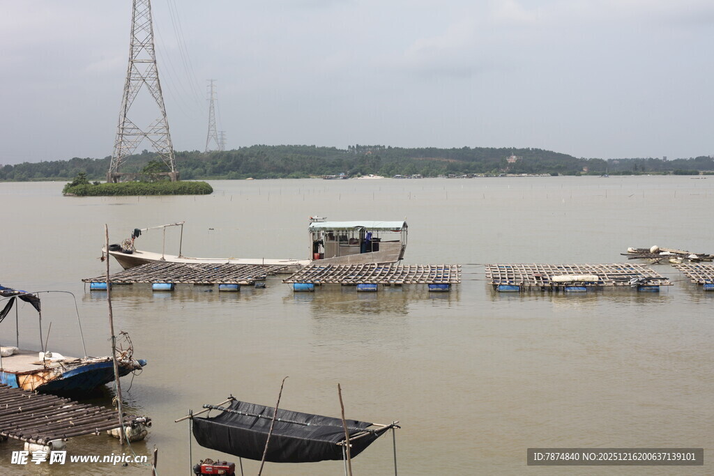 江边停泊的船只与高塔