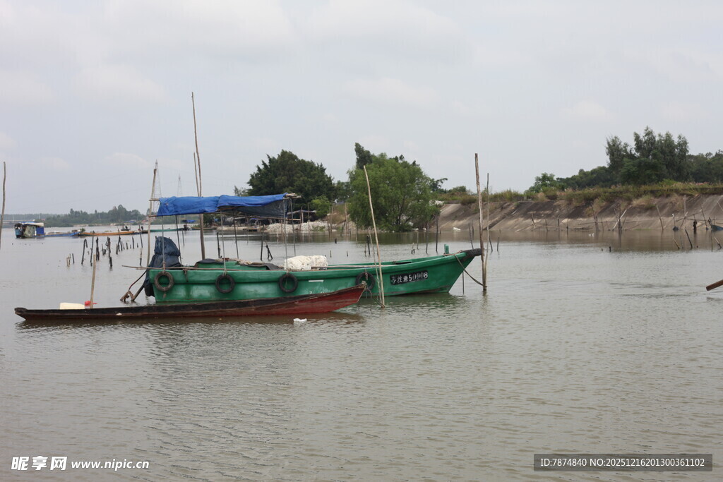 河上停泊的几艘渔船