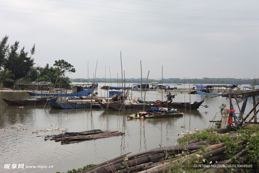 河畔停泊的多彩船只