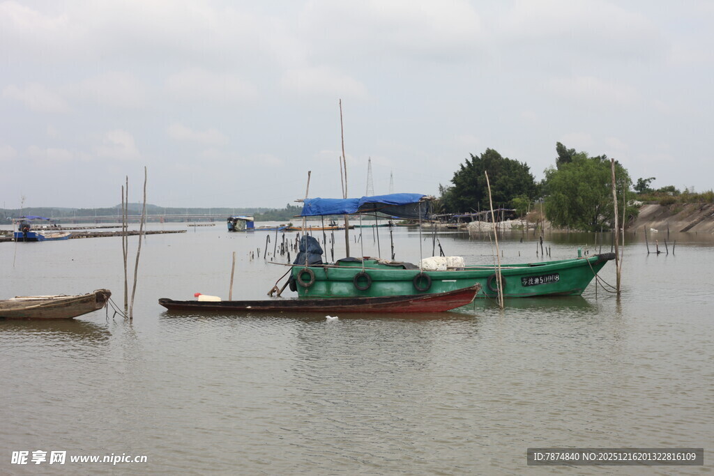 江边停泊的几艘渔船