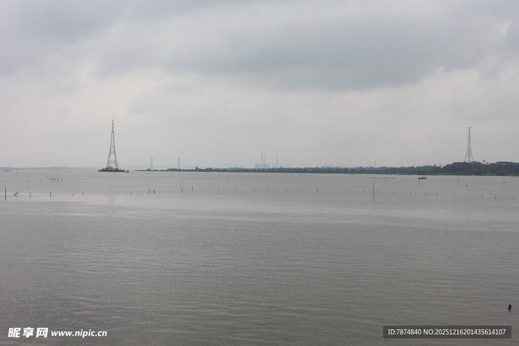 海上帆船与朦胧天际景色