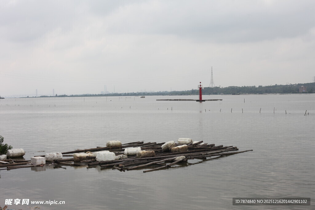 海上漂浮物与远处帆船