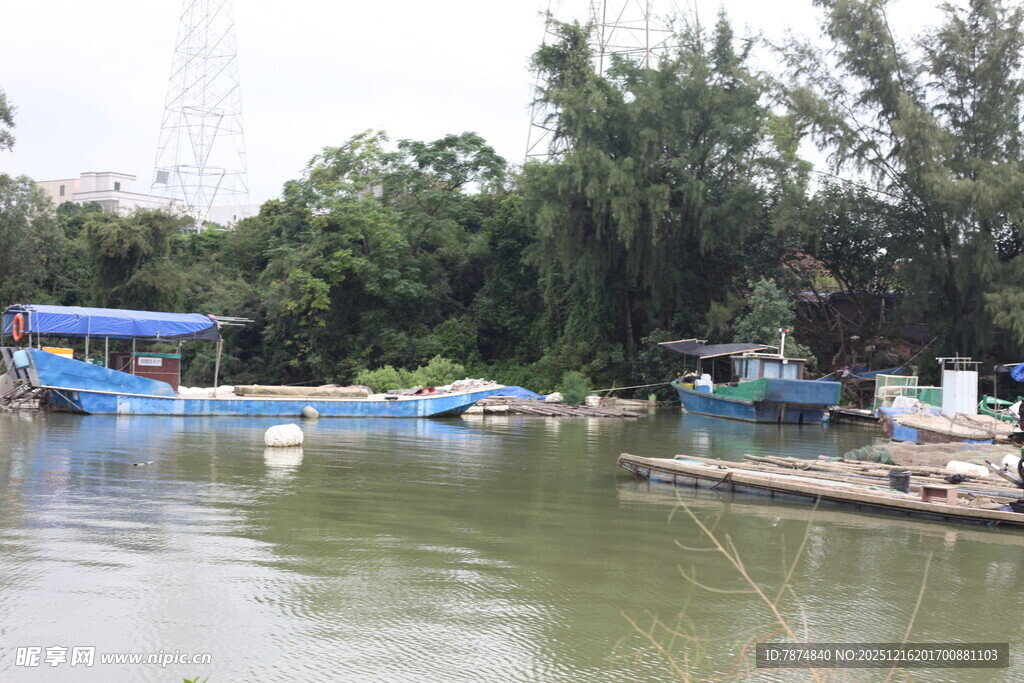 湖畔停泊的多彩船只