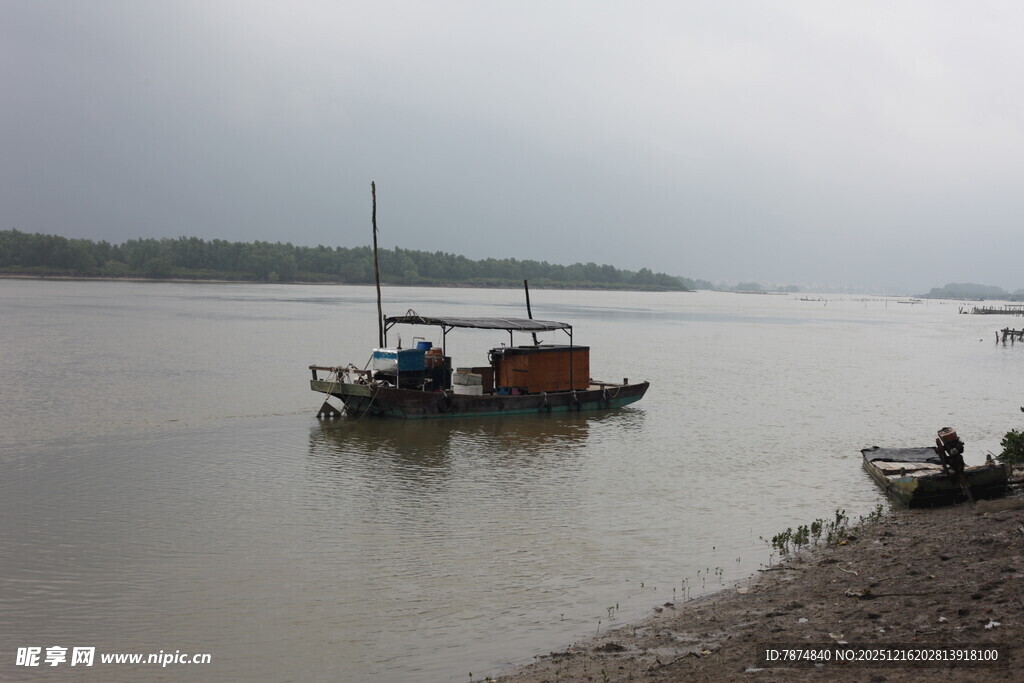 江边停泊的渔船与人