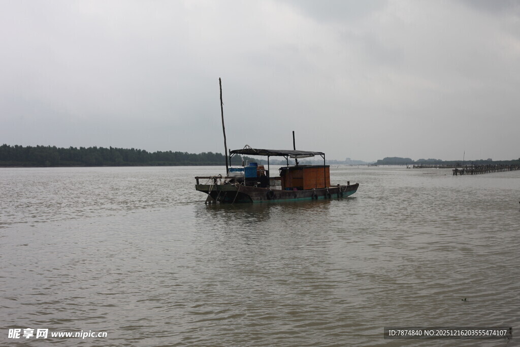 江面上的渔船