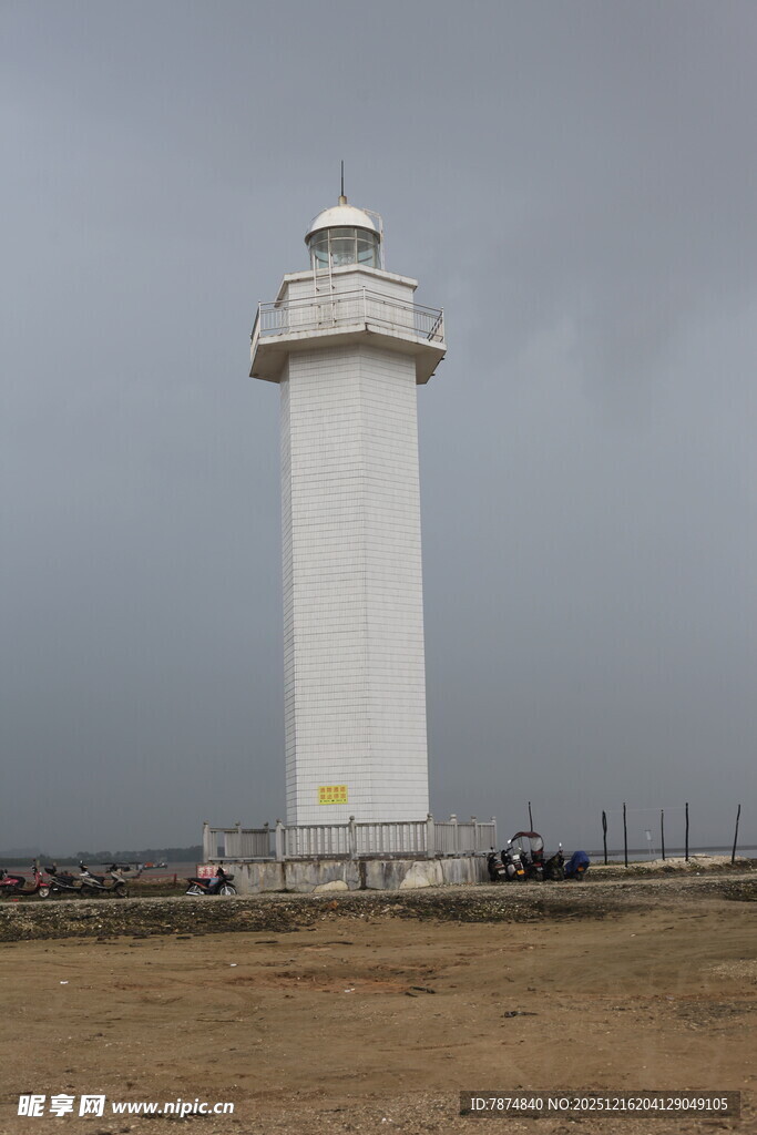 海边白色灯塔